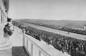 Der Derby: Blick entlang des Laufbahns, um 1900 (um 1903), Künstlerin : W A Rouch