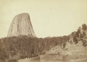 Teufelsstein, Teufelsstein oder Bear Lodge (Mató- Teepe des...) von 1888 Ersteller: John C.H.Grabill