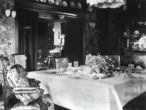 Esszimmer mit Platz für vier Personen und Tischsetzung von Mrs. Phoebe Apperson Hearst im Jahr der 1920er in Kalifornien Künstlerin: Frances Benjamin Johnston