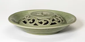 Teller mit offener Dachkonstruktion und floralem Fries aus der Ming-Dynastie (1368-1664), 15. Jahrhundert
