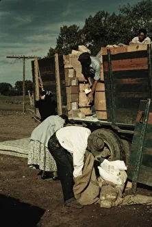 Verteilen von Überschusswaren, St. Johns, Arizona 1940. Ersteller: Russell Lee
