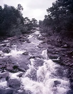 Drucke von Dochart-Fälle bei Killin, Schottland, c1955. Die Fälle von Dochart sind ein Wasserfallkaskade auf dem River Dochart in Killin in Stirling, nahe der westlichen Enden des Loch Tay Stirling Drucke: Dochart-Wasserfall bei Killin, Schottland, um 1955. Ersteller: Arthur Charles Kirby Ware