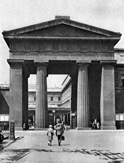 Euston Station History Drucke: The doric arch leading to Euston Station, London, 1926-1927. Artist: McLeish
