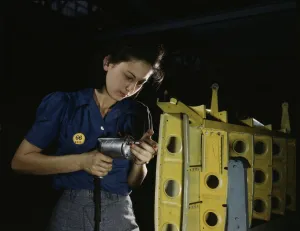 Horizontalstabilisatoren bohren... diese Frau-Arbeiterin bei Vultee-Nashville... Tennessee, 1943. Künstler: Alfred T Palmer
