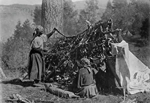 Gerahmter Druck : Trocknendes Fleisch - Flathead, 1910. Ersteller: Edward Sheriff Curtis Gerahmter Druck : Trocknendes Fleisch - Flathead, 1910. Ersteller: Edward Sheriff Curtis