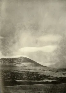 Ernest Shackleton Drucke: Dumb-Bell Cloud Above Erebus, c1908, (1909)