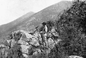 Auf der Ostfront; Ein Artilleriebeobachter in einer eroberten Position... 1917. Künstler: Unbekannt.