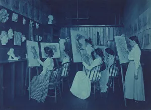 Ostliches Gymnasium der Stadt Washington DC., USA - Sechs Mädchen zeichnen am Tisch mit Easeln; Künstlerin: Frances Benjamin Johnston