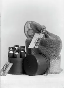 Black And White Food Images Drucke: Egg Packaging, 1915. Creator: Harris & Ewing. Egg Packaging, 1915. Creator: Harris & Ewing
