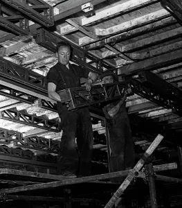 Michael Walters Photography Drucke: Engineers lifting steelwork into position, South Yorkshire, 1954. Artist: Michael Walters