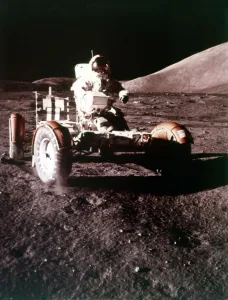 Lunar Roving Vehicle Images Drucke: Eugene Cernan using the Rover on the lunar surface, Apollo 17 mission, December 1972