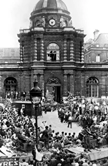 Paris Liberation 1944 Drucke: Evacuation of German wounded after the surrender of the Senate