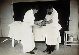 F Lejars demonstrierende Operationstechniken, c1900. Schöpfer: E Guillot