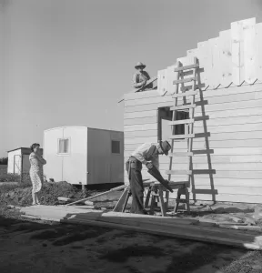 Vater und Sohn bauen Haus auf der Rändern von Salinas in Kalifornien 1939. Erstellerin: Dorothea Lange