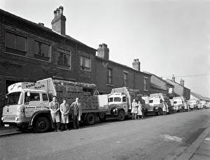 Pop-Art Drucke: Flotte von Getränke-Deliveries-Lkw in Mexborough, SüdwestYorkshire, 1961. Künstler