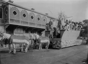 Ein Floß, das Ankunft der ersten Missionsschiff Thaddeus darstellt, Blumenparade, Honolulu, 1910. Ersteller: Bain News Service