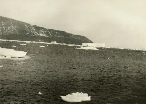 Ernest Shackleton Drucke: Floating Ice off Cape Adare, c1908, (1909)