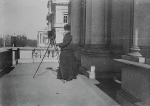 American Architectural History Drucke: Frances Benjamin Johnston with camera on balcony of State