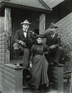Gerahmter Druck : Franziska Benjamina Johnson (Vorderseite), mit Mills Thompson (links) und Frank Phistere ... c1885-1900. Schöpferin: Franziska Benjamina Johnson Gerahmter Druck : Franziska Benjamina Johnson (Vorderseite), mit Mills Thompson (links) und Frank Phistere ... c1885-1900. Schöpferin: Franziska Benjamina Johnson
