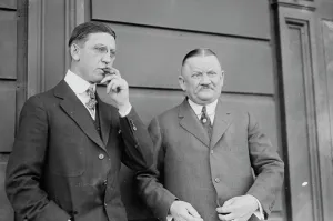 Frank Stevens, Concessionär, links und August Garry Herrmann, Präsident der Cincinnati Red Creator: Bain News Service