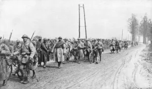 WWI Soldiers Drucke: French infantry regiment returning from the front, 30 March 1918