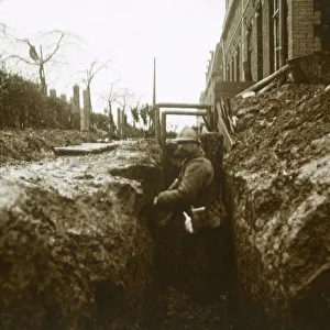World War One Trench Life Drucke: French soldier in trenches, c1914-c1918
