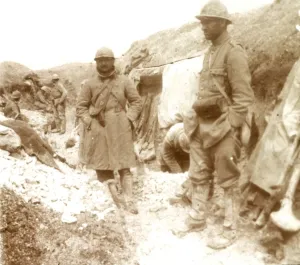 Französische Soldaten in einem von den Franzosen eroberten deutschen Stellung, 1914-1918