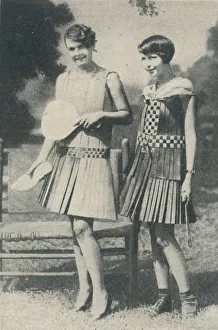 Vintage Summer Dresses Drucke: Frocks of Strips of Wood, c1935