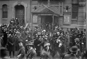 American Textile Industry Drucke: Garment workers, Webster Hall, between c1915 and c1920. Creator: Bain News Service