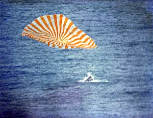 Drucke von Geminiseppecht atmete Wasser ein, 1966. Der Kommandobod des Raumschiffs Geminiseppecht stürzte mit dem Aufprall in den Meerwasser auf Y Drucke: Geminisplashlandung, 1966; Ersteller: NASA