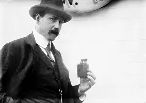 Black And White Press Photography Drucke: German Scientist with detective camera