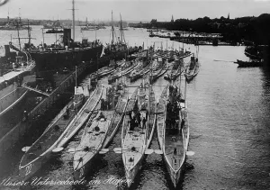 Deutsche U-Boote im Hafen zwischen 1914 und 1915. Ersteller: Bain News Service