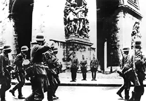 WWII Black And White Photographs Drucke: German troops marching past the Arc de Triomphe, Paris, 14 June 1940