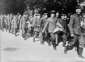 First World War Soldier Portraits Drucke: German wounded, recovered, returning singing to the front
