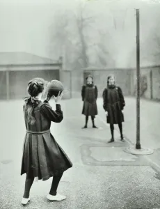 Mädchen spielen Netball, Chelsea Secondary School (Hortensia Road School), London, 1911.