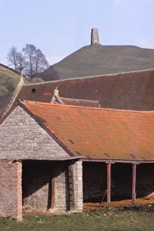 Glastonbury Tor Drucke: GlastonburyTor and ancient Tithebarn in foreground