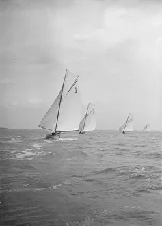 Gruppe von acht Meter Segeljachten beim Rennen mit Wind hinter sich, 1913. Ersteller: Kirk & Sons aus Cowes
