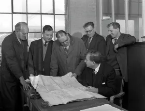 Sheffield Steel Industry Drucke: A group of foundry staff with technical drawings, Sheffield, South Yorkshire, 1963