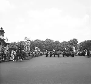 Buckingham Palace Guard Drucke: Guards marching down the Mall, London, c1955. Creator: Arthur Charles Kirby Ware