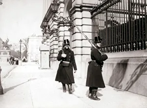 Monochrome Military Portraits Drucke: Guards patrolling, Brussels, 1898. Artist: James Batkin