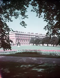 Historic Buildings England Drucke: Hampton Court, Middlesex, c1955. Creator: Arthur Charles Kirby Ware