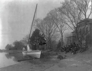 Schüler der Hampton-Institut zeichnen einen Fischerboot am Ufer des Flusses in Hampton (Va.). Hampton, VA., 1900. Erstellerin: Frances Benjamin Johnston