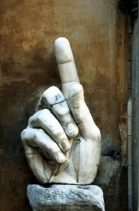 Hände des Konstantin, Skulptur