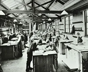 London County Council Photographs Drucke: Handicraft lesson, Hackney Downs School, London, 1911