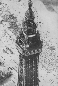 Blackpool Tower Drucke: Holiday-Makers Go Aloft, c1935