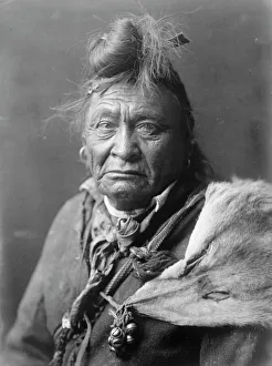 American West Heritage Images Drucke: Hoop On the Forehead, c1908. Creator: Edward Sheriff Curtis