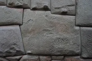 Drucke von Zwölf Ecke-Stein-Detail auf der Inkawand in Kusko, Stadt des kaiserlichen Cuzco. Palast Inka Rocas, um 13. Jahrhundert an der Hatun Rumiyoc Straße gelegen. Feste Gesteinsskonstruktion Südamerikanische Kunstdrucke: Wand der Inka, Kuzko (Peru), 2015. Ersteller: Luis Rosendo