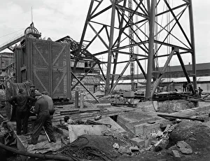 British Coal Industry Drucke: Installing a cage at Hickleton Main pit, Thurnscoe, South Yorkshire, 1961. Artist