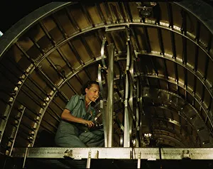 Die Installation von Sauerstoffflaschenscheiben über der Flugzeugmaschine ... Vereinigte Staaten Consolierter Luftfahrtunternehmen Fort Worth, Texas, 1942. Schöpfer: Howard Hollem