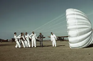 Arthur Rothstein Photography Drucke: Instructor explaining the operation of a parachute to student pilots
